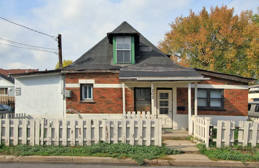 202-204, place Laframboise Est (Sainte-Geneviève) (8513189277)