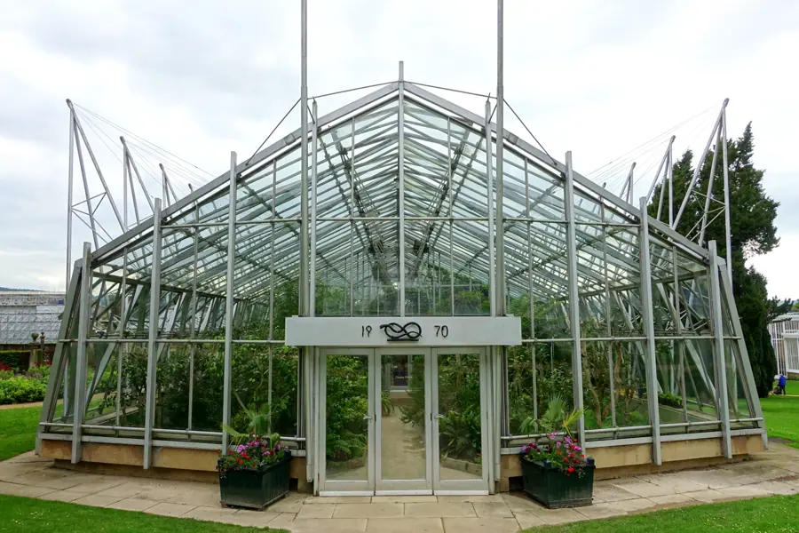 Display greenhouse - Chatsworth House - Derbyshire, England - DSC03646