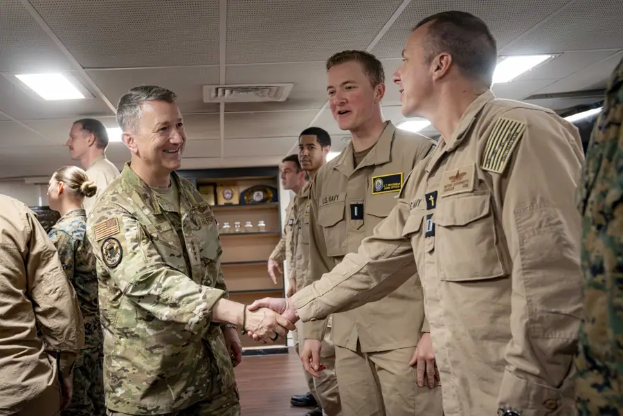 General Dan Caine and Senior Enlisted Advisor to the Chairman SEAC David Isom travel to the USS Fort Lauderdale in the Caribbean Sea on 8 September 2025 - 4