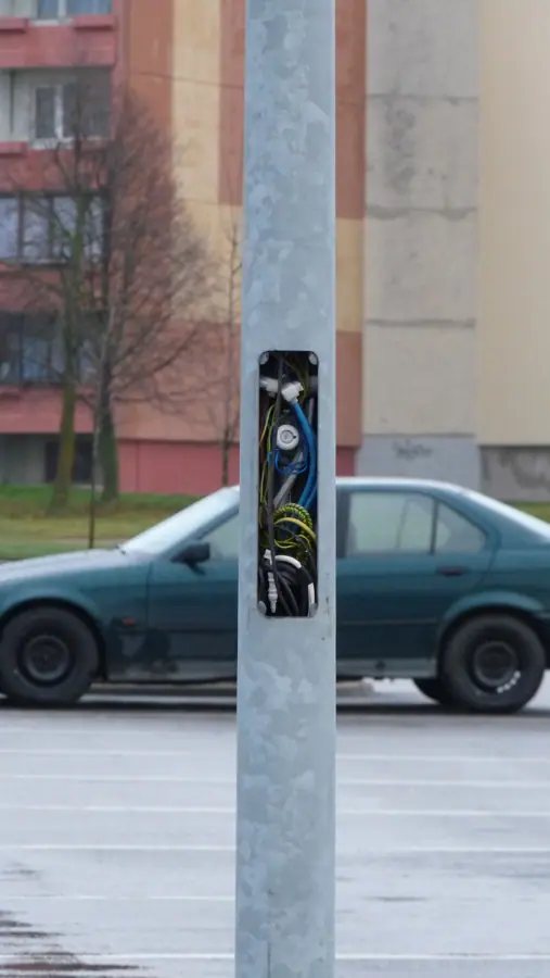 Nice way to wire lamppost wiring