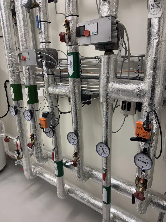 Teknisk rom (School build. Lilleh. Norway 2024-09. Mechan. room Air ventil. Hot water Heat recov. unit) varmtvann isolerte rør målere termometere sirkulasjonspumpe strupeventil radiatorer gulvvarme elkabler etc IMG 0307