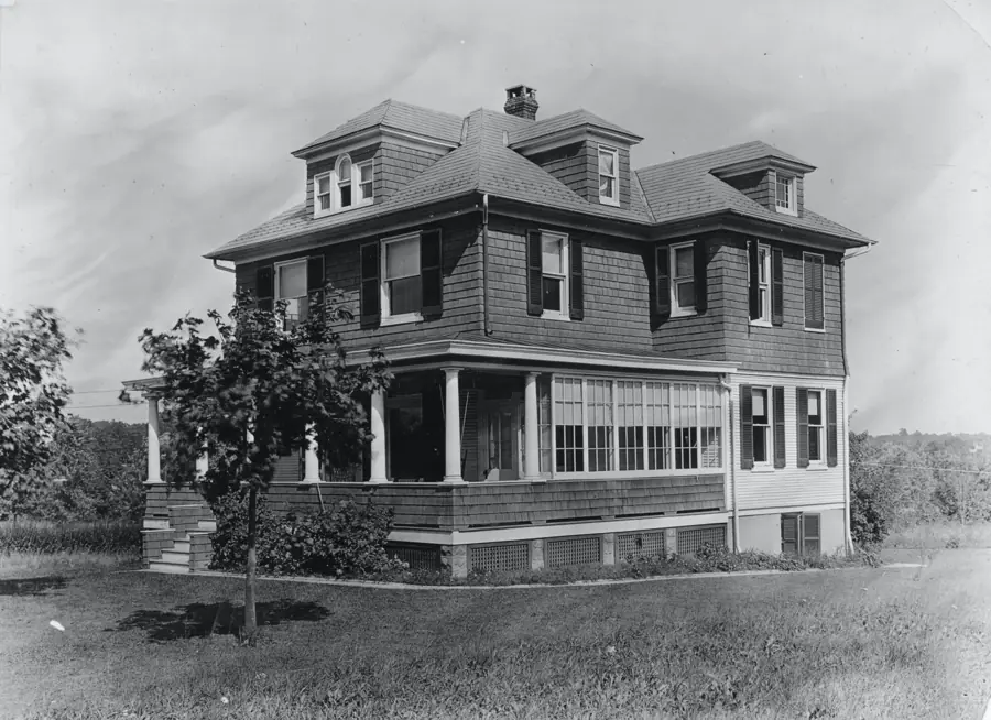 Old Harford Road 6707 (address) c1920-built home ̠From the Fleagle family blog "The house in Hamilton, Baltimore, Maryland" CROP