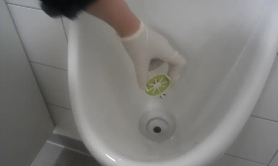 Granulat in the cleaning caps (Urinowa) (6846094045)