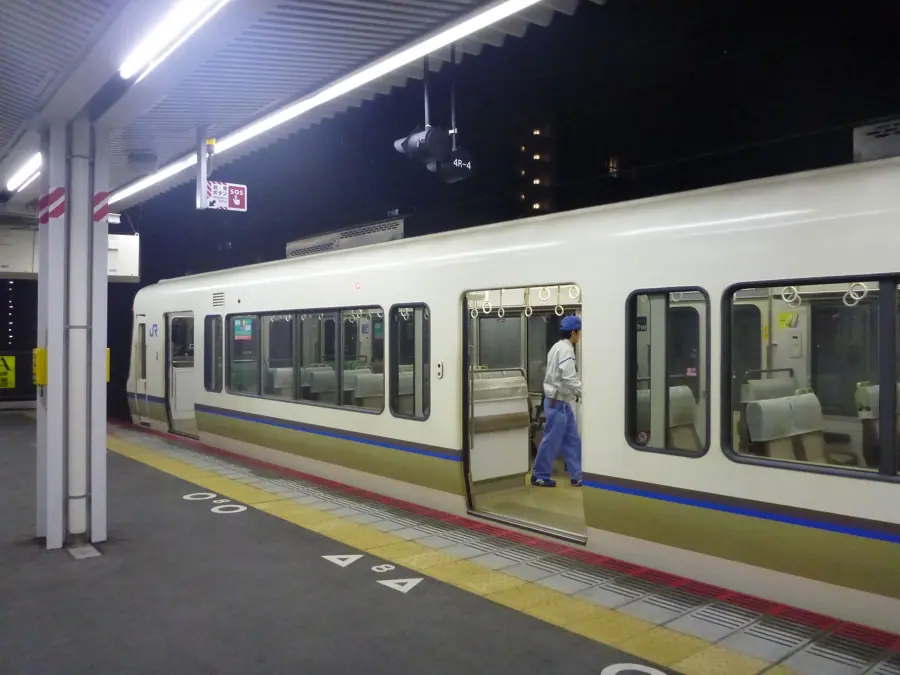 Nara Station cleaning JRW 221