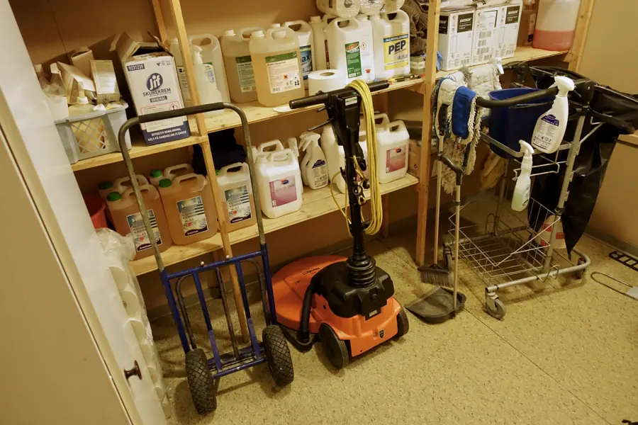 Reingjøringsutstyr Vasketralle koster mopper rengjøringsmiddel Skurekrem Bonemaskin Tralle Feiebrett Bøttekott på barneskole i Voss Floor cleaning equipment primary School Vestland Norway 2019-11-140056