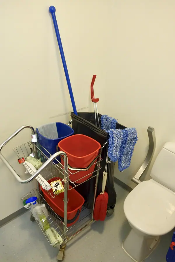 Reingjøringsutstyr Vasketralle Vaskemiddel Jif Søppelsekk Bøtter Sprayflasker Kost Poser Mikrofibermopper Feiekost Misc floor cleaning equipment etc Toalett Skole Primary school Voss Vestland Norway 2019-11-21 1010