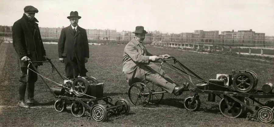Drie mannen bij twee gemotoriseerde grasmaaimachines, SFA022805665
