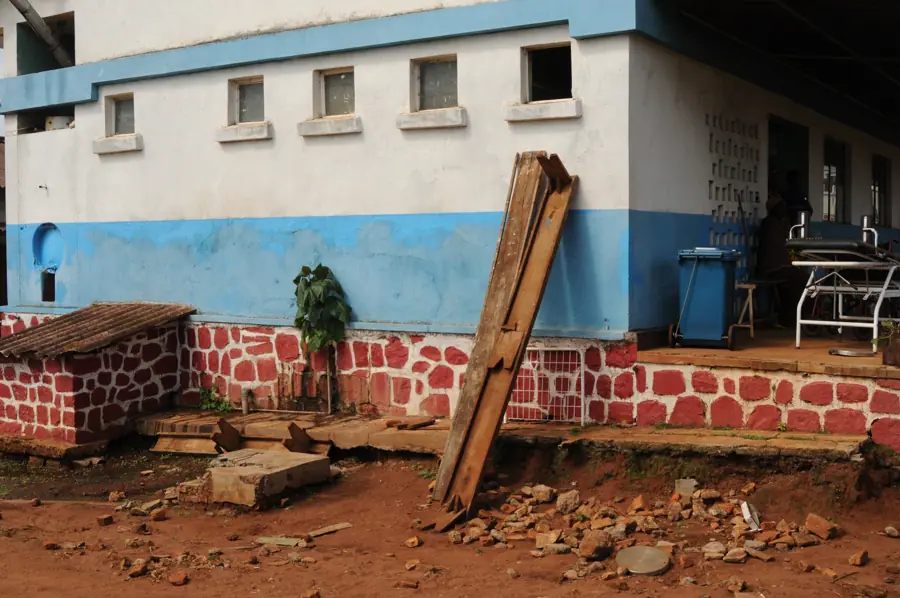 Leaking pipes at the wall of one of the hospital's buildings (6789284726)